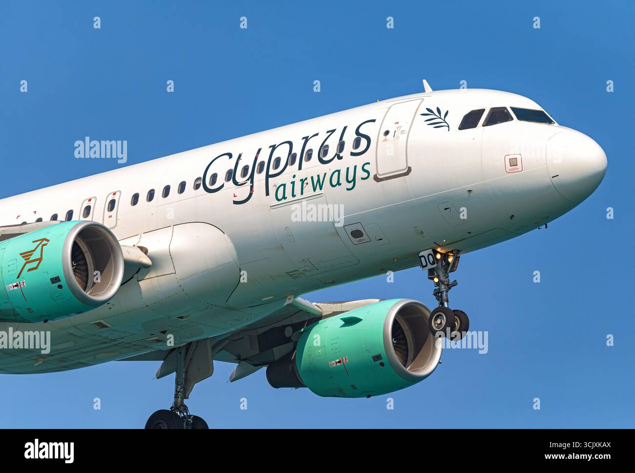 Larnaca, Zypern - 29. Juni 2024: Airbus Passagierflugzeug von Cyprus Airways nähert sich der Start- und Landebahn mit abgesenktem Fahrwerk, abfallend aus klarem Blau Stockfoto
