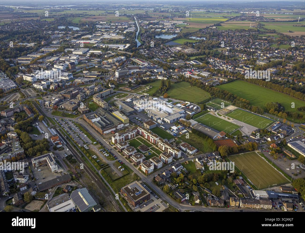 Aus der Vogelperspektive, Blick auf Kleve, unter dem neuen Gebäude Flora Quartier Wohngebäude, ehemaliger Margarine-Union Standort, altes Gebäude Margarinewerke Van-den-BE Stockfoto