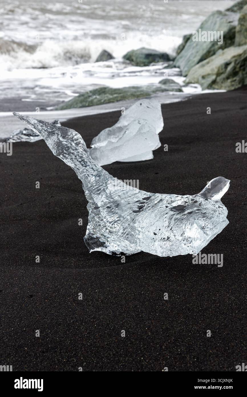 Diamond Beach in Island mit Eisskulpturen am schwarzen Sandstrand Stockfoto