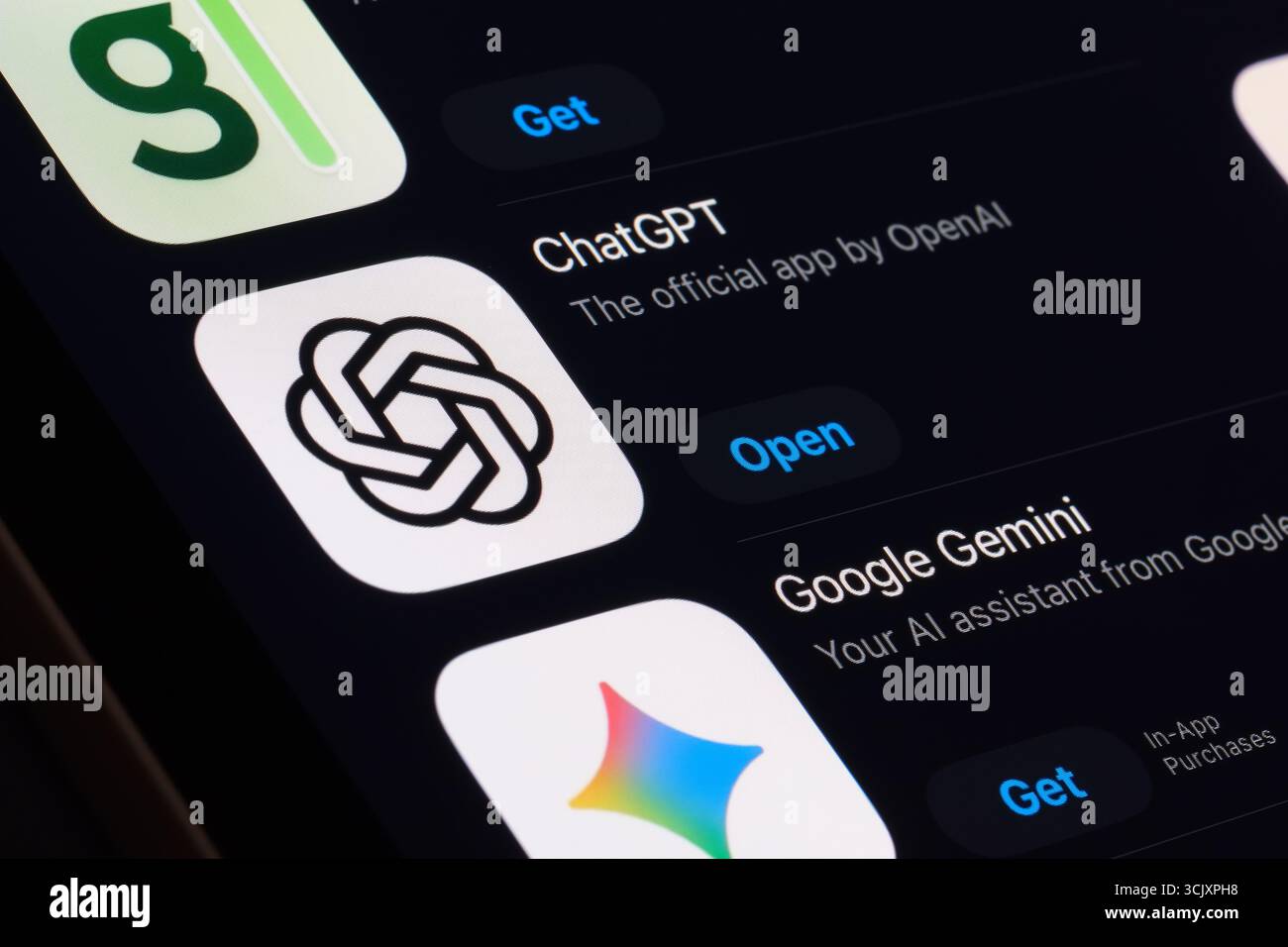 Liste der KI-Assistenten, ChatGPT, Google Gemini auf dem iphone-Bildschirm im App Store Stockfoto