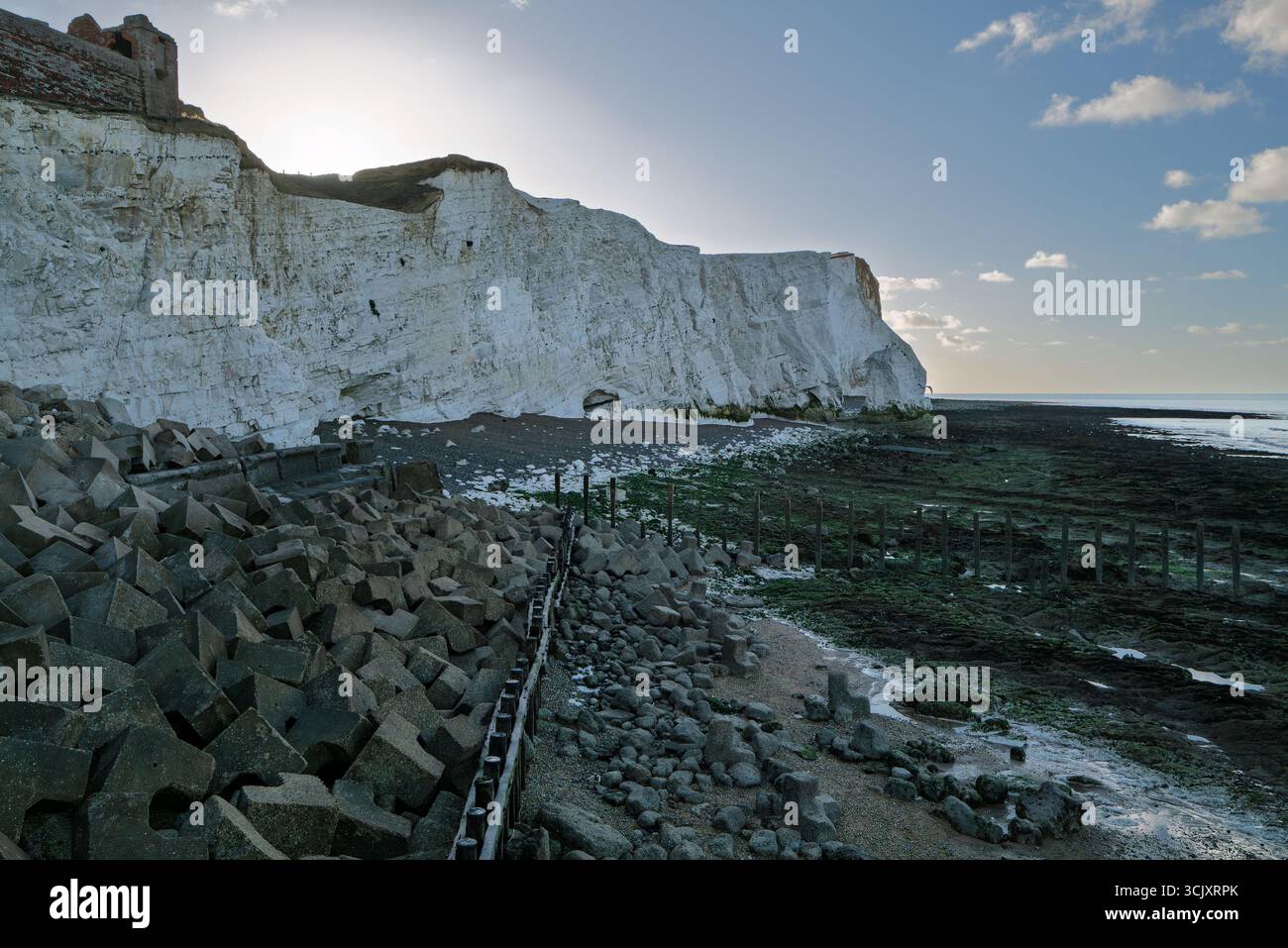 Sonnenaufgang über den Kreidefelsen in Seaford, East Sussex, zeigt die Schutzmaßnahmen für die Klippen Stockfoto