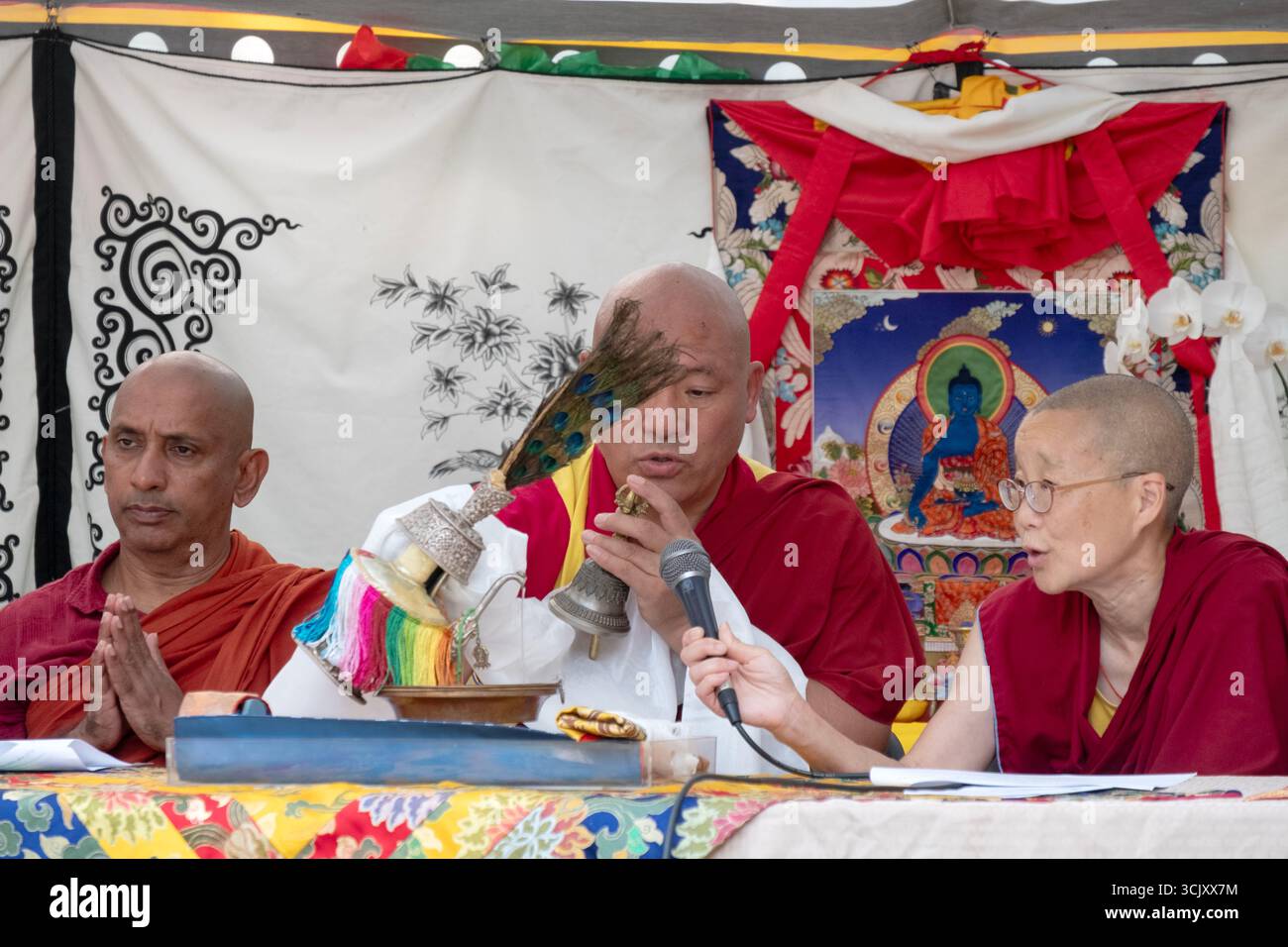 Vor der buddhistischen Zeremonie beten Mönche und eine Nonne und bereiten Wasser für das Ritual vor. In einem Kloster in Redding, Ct Stockfoto