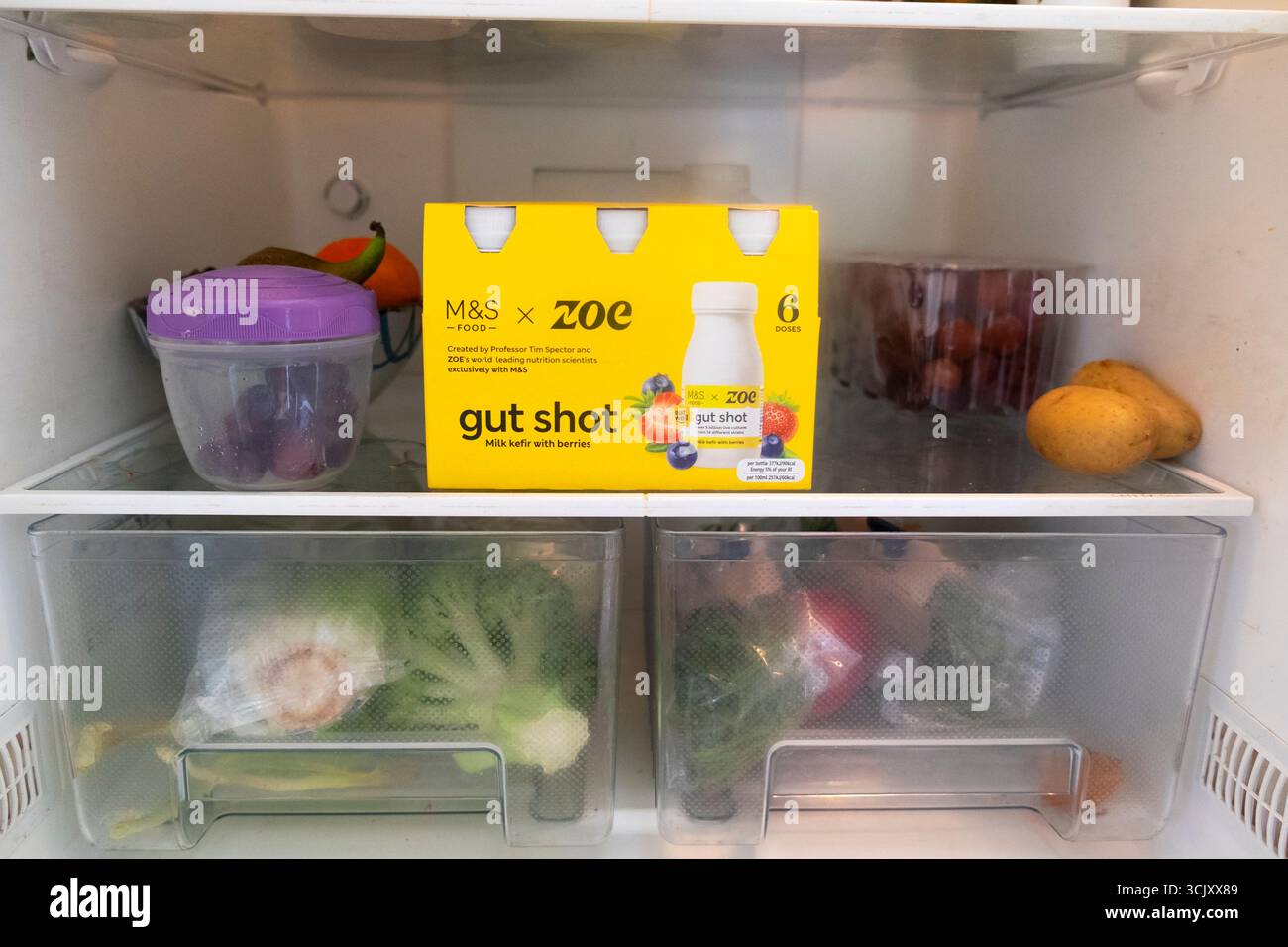 Schachtel M&S Food X ZOE gut hat Tim Spector Marks & Spencer Kefir Drink auf Kühlschrank Regal UK 2025 Großbritannien KATHY DEWITT geschossen Stockfoto