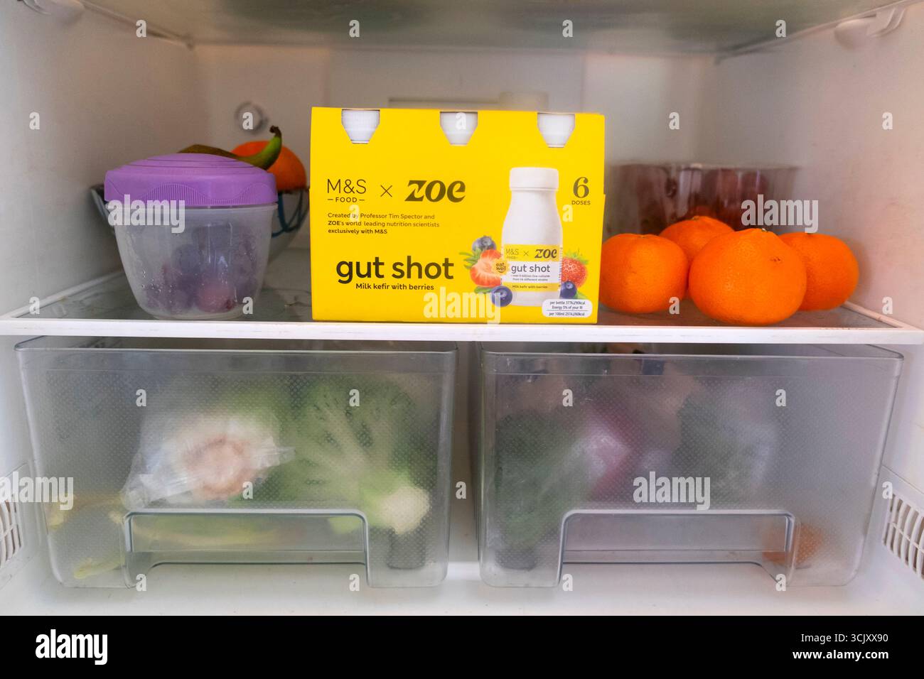 Schachtel M&S Food X ZOE gut Shot Tim Spector Marks & Spencer gesundes Kefir Milchgetränk auf Kühlschrank Kühlschrank Regal UK 2025 Großbritannien KATHY DEWITT Stockfoto