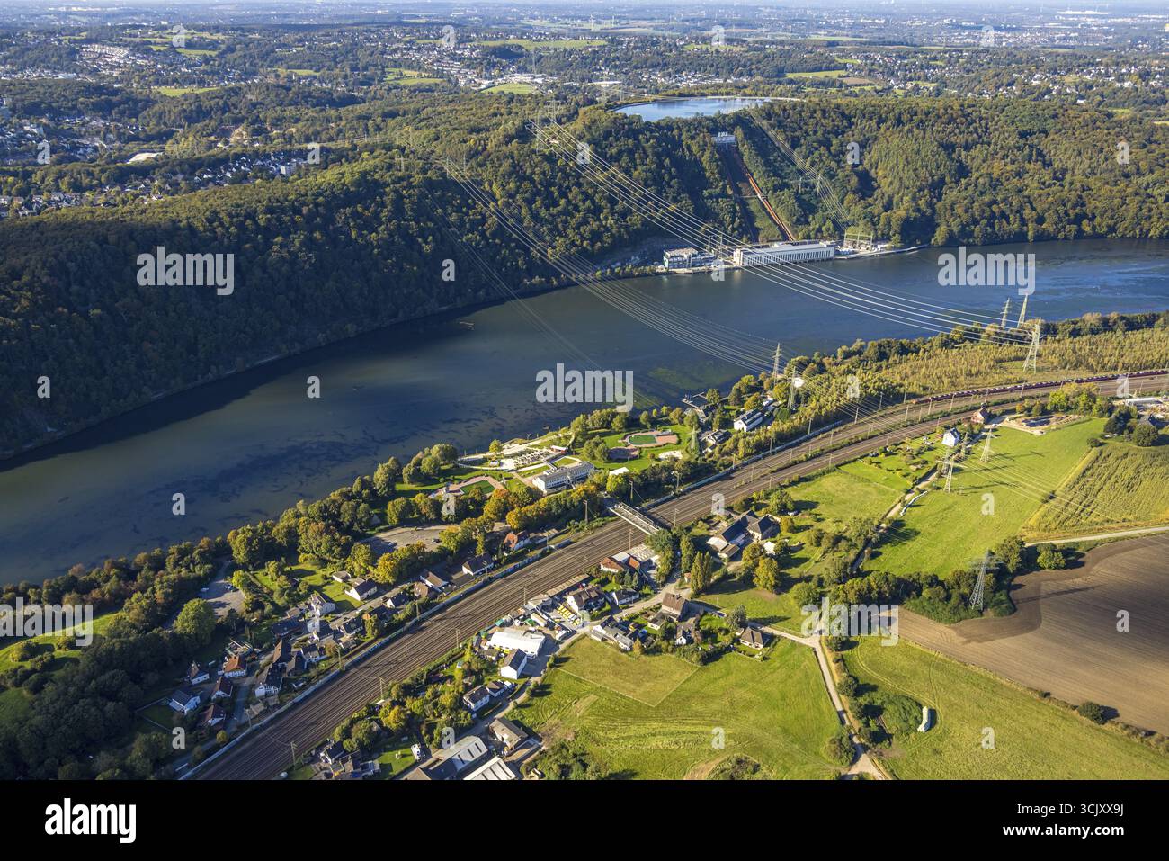 Luftansicht, Hengsteysee mit RWE Koepchenwerk am Ardeygebirge, Strandhaus Salitos Beach Hengsteysee mit Freibad Südufer, Moto Stockfoto