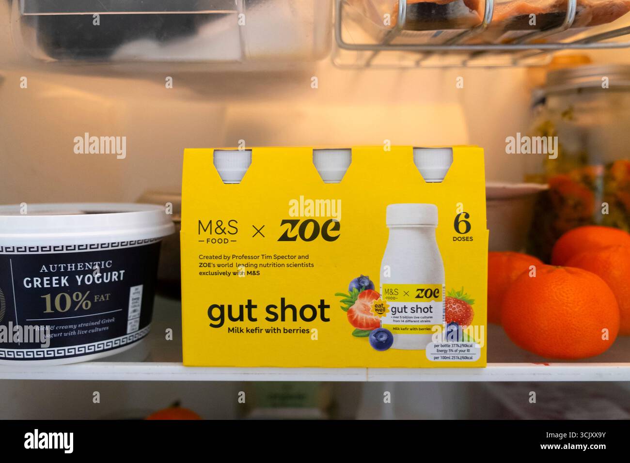 Schachtel M&S Food X ZOE gut Shot Tim Spector Marks & Spencer fermentiertes Kefirmilchgetränk auf Kühlschrank Kühlregal UK 2025 Großbritannien KATHY DEWITT Stockfoto