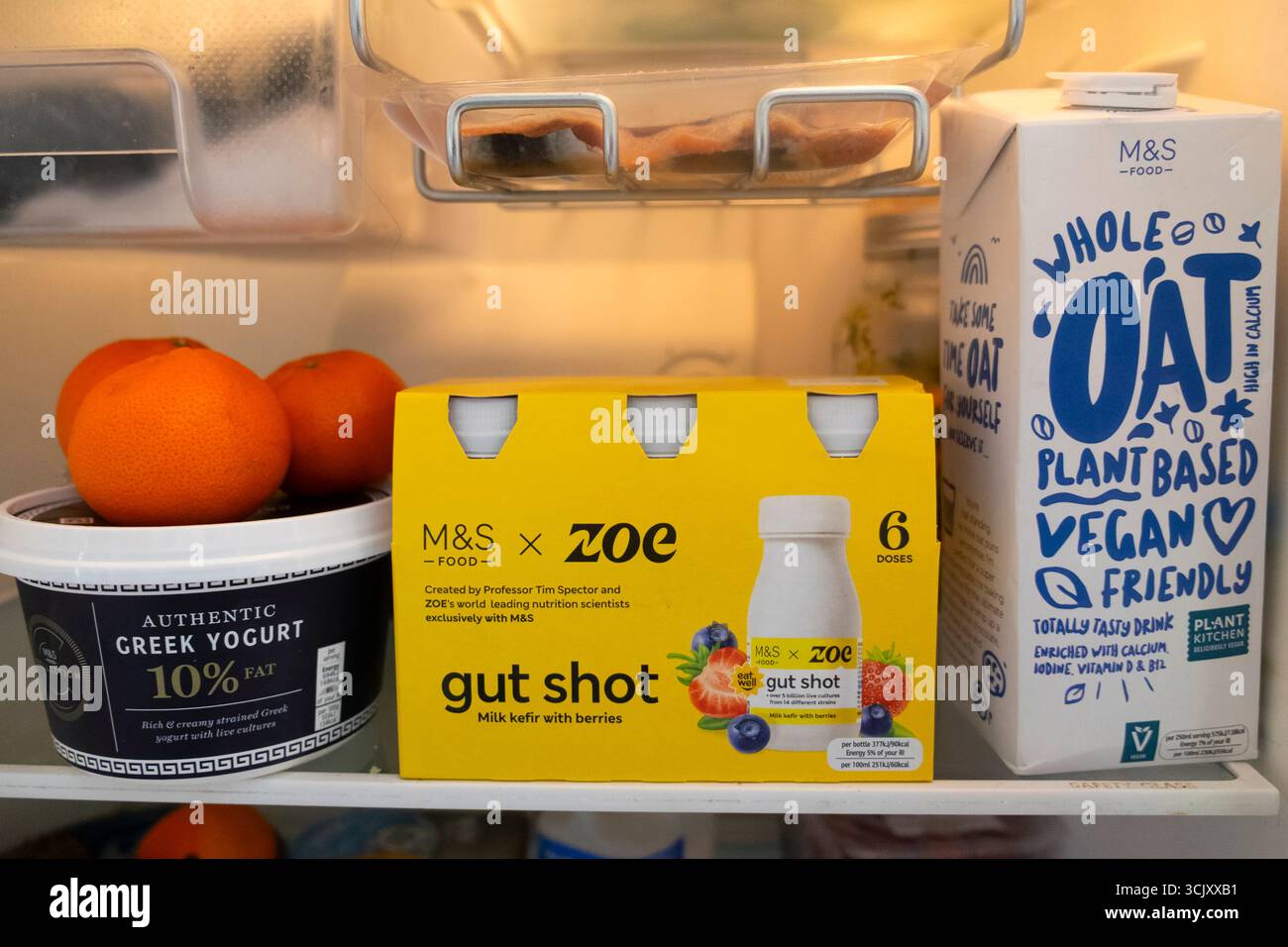 Packung mit M&S Food X ZOE gut Shot Tim Spector Marks and Spencer Store Kefir Drink auf Kühlschrank Regal UK 2025 Großbritannien KATHY DEWITT Stockfoto