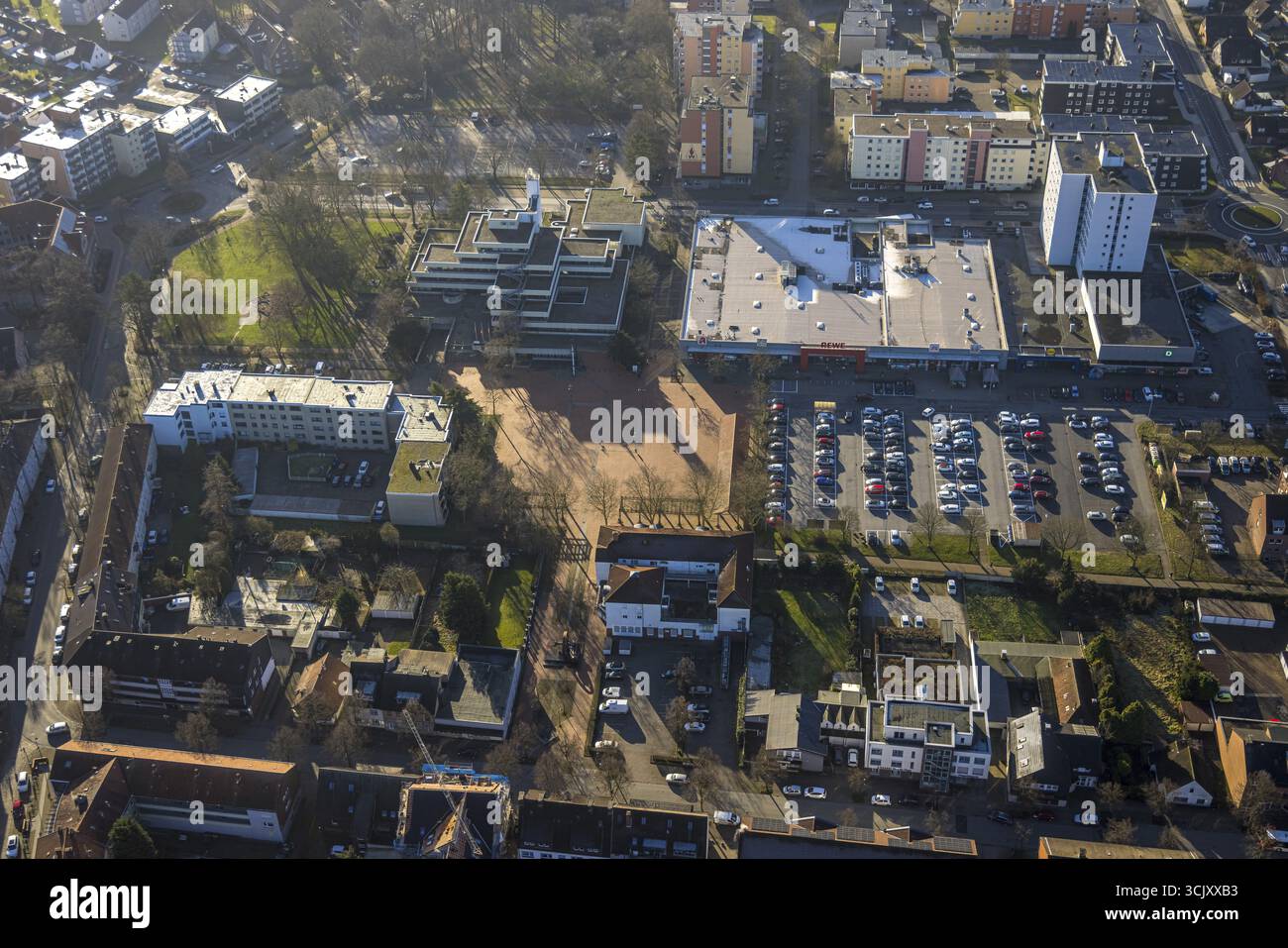 Luftansicht, Hoeveler Markt, kommunales Jobcenter Hamm AOER, Rathaus-Center mit Supermarkt Rewe, DM, KiK und Lidl, Bockum-Hoevel, Ha Stockfoto