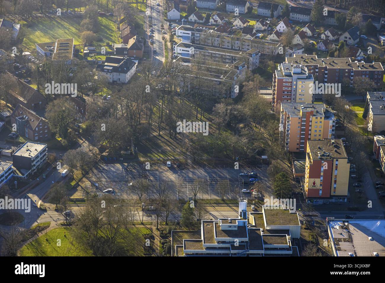Luftaufnahme, Wohngebiet Hohenhoeveler Hochhaeuser und Wald an den Eichen, Parkplatz Friedrich-Wilhelm-Raiffeisen-Platz, Bockum-Hoevel, Hamm, Stockfoto