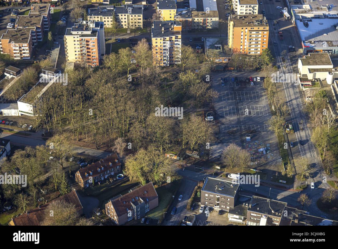 Luftaufnahme, Wohngebiet Hohenhoeveler Hochhaeuser und Waldgebiet an den Eichen, Friedrich-Wilhelm-Raiffeisen-Platz, Bockum-Hoevel, Hamm, Ruhr A Stockfoto