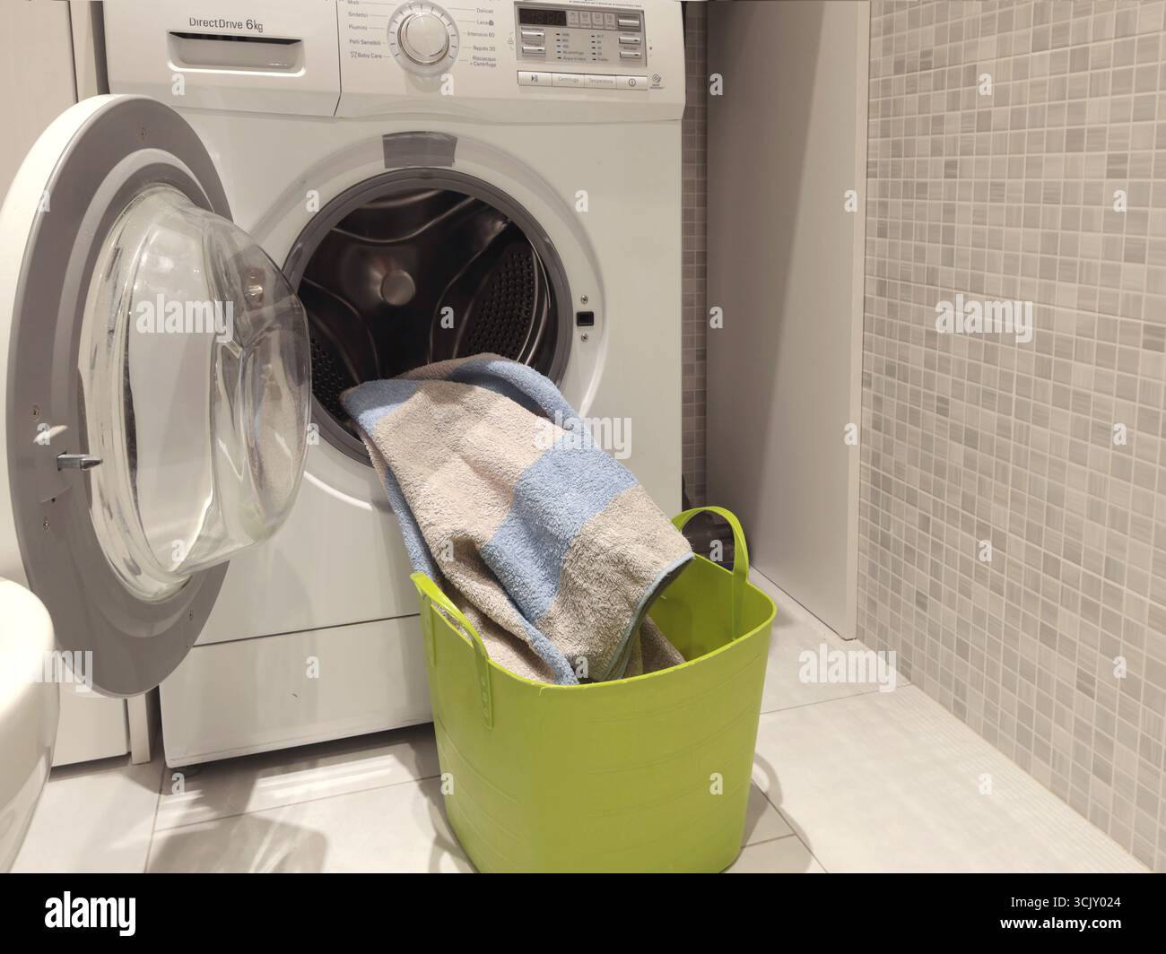 Wäscheraum im Haus. Waschmaschine und Schrank für Bettwäsche. Sauberkeit und Lebensstil. Aktivitäten, Hausreinigung. Stockfoto