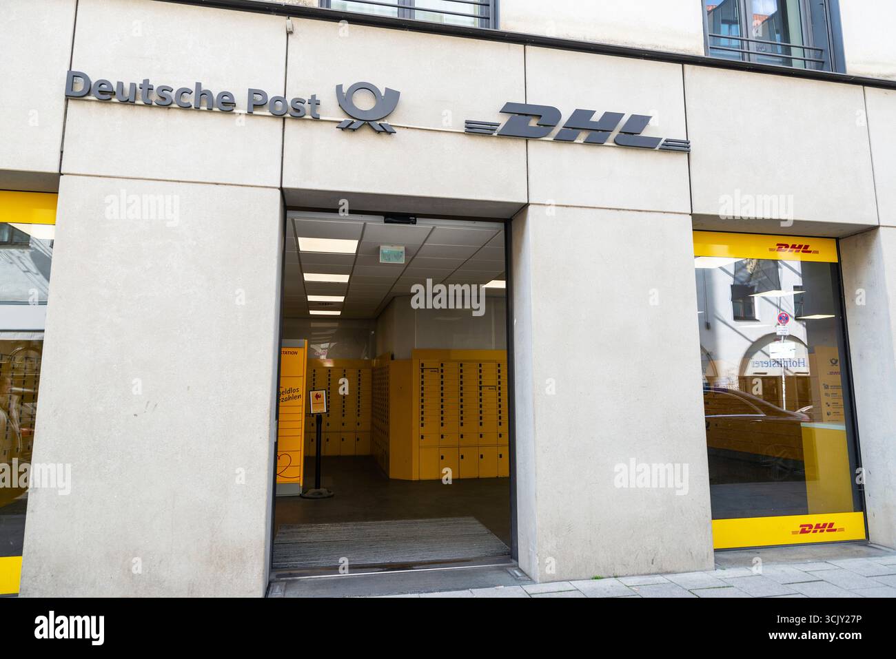 München, Deutschland - 5. April 2025: Deutsche Post und DHL Büro, die deutsche Post, in München, Bayern Stockfoto