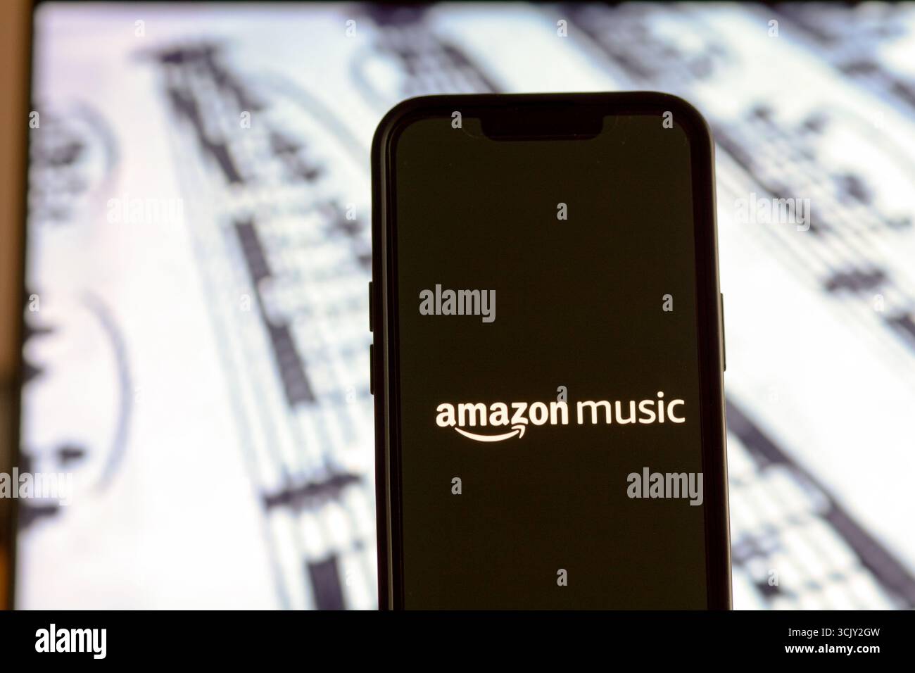 Öffnen der Amazon Music Streaming App auf dem Smartphone-Bildschirm Stockfoto