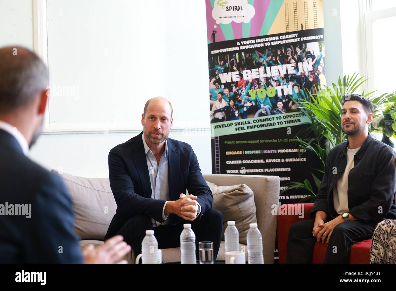 Der Prince of Wales (Zentrum) während eines Besuchs bei Spiral Skills in Lambeth, Süd-London, das von seiner Obdachlosigkeit-Initiative Homewards finanziert wurde. Bilddatum: Dienstag, 9. September 2025. Stockfoto