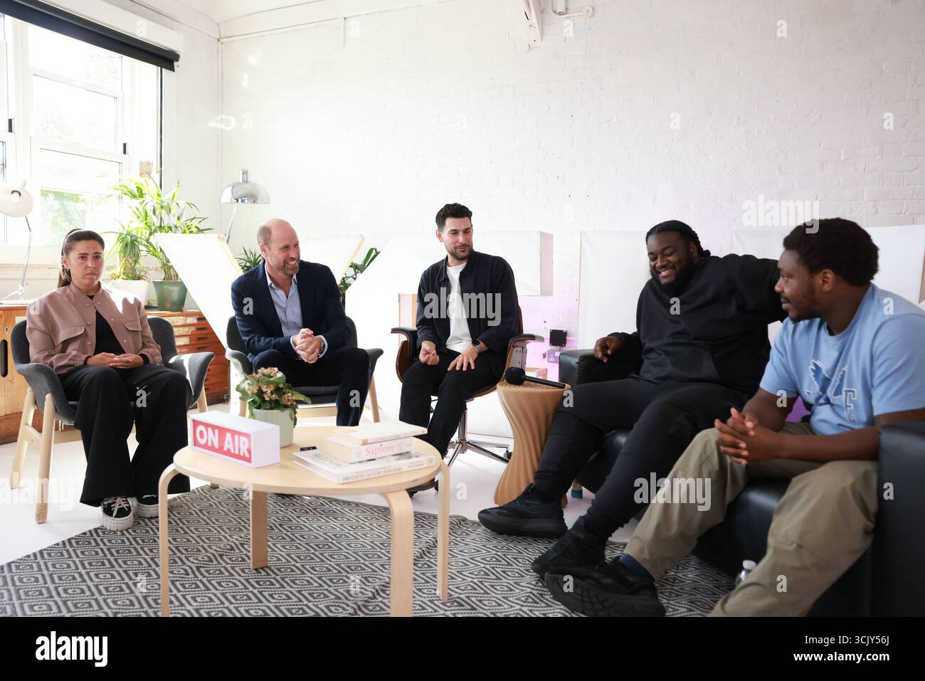 Der Prince of Wales (zweite links) trifft auf die ehemalige englische Mittelfeldspielerin Fara Williams während eines Besuchs bei Spiral Skills in Lambeth, Süd-London, die von seiner Obdachlosigkeit-Initiative Homewards finanziert wurde. Bilddatum: Dienstag, 9. September 2025. Stockfoto