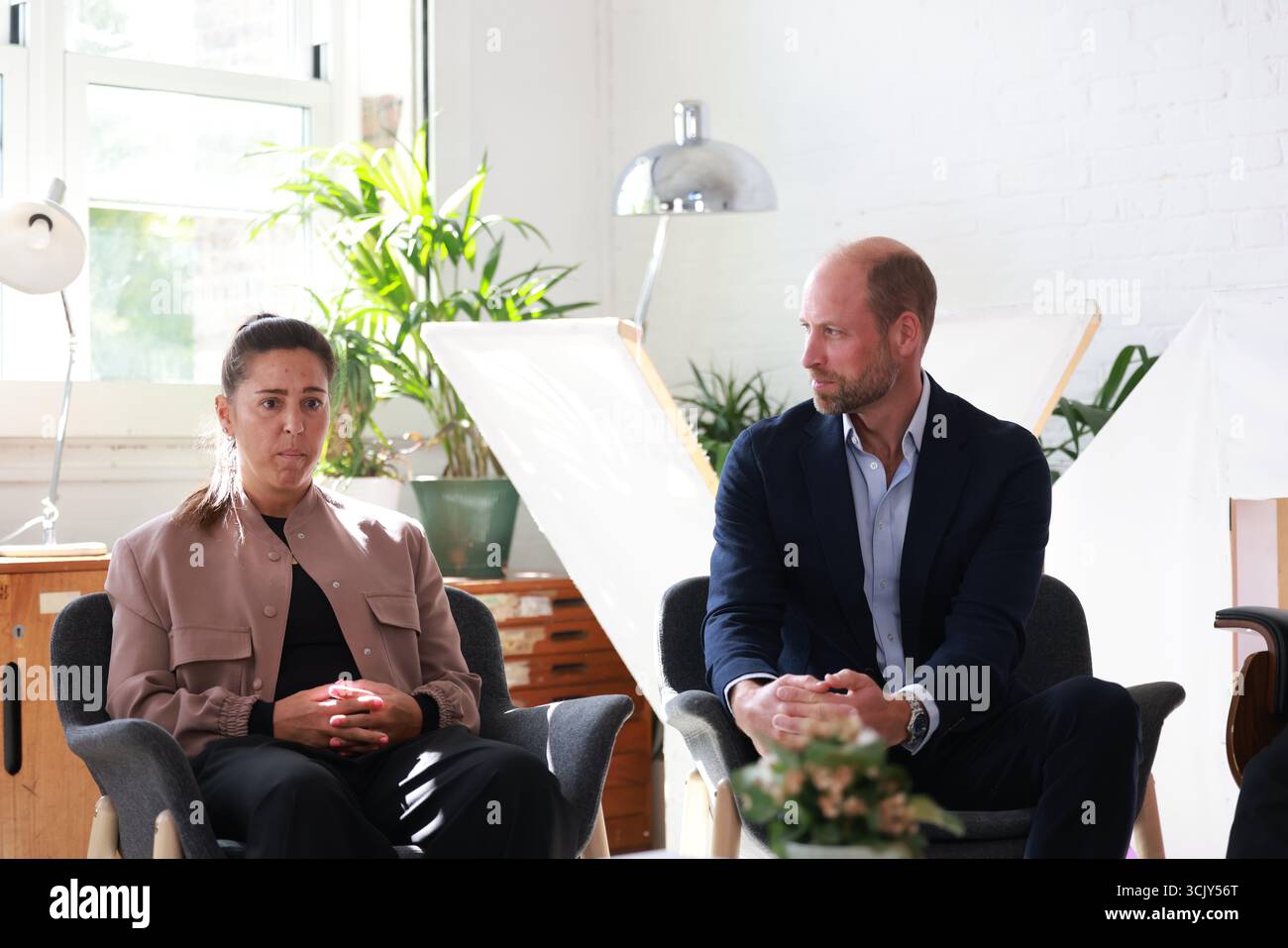 Der Prince of Wales trifft auf die ehemalige englische Mittelfeldspielerin Fara Williams während eines Besuchs bei Spiral Skills in Lambeth, Süd-London, die von seiner Obdachlosigkeit-Initiative Homewards finanziert wurde. Bilddatum: Dienstag, 9. September 2025. Stockfoto