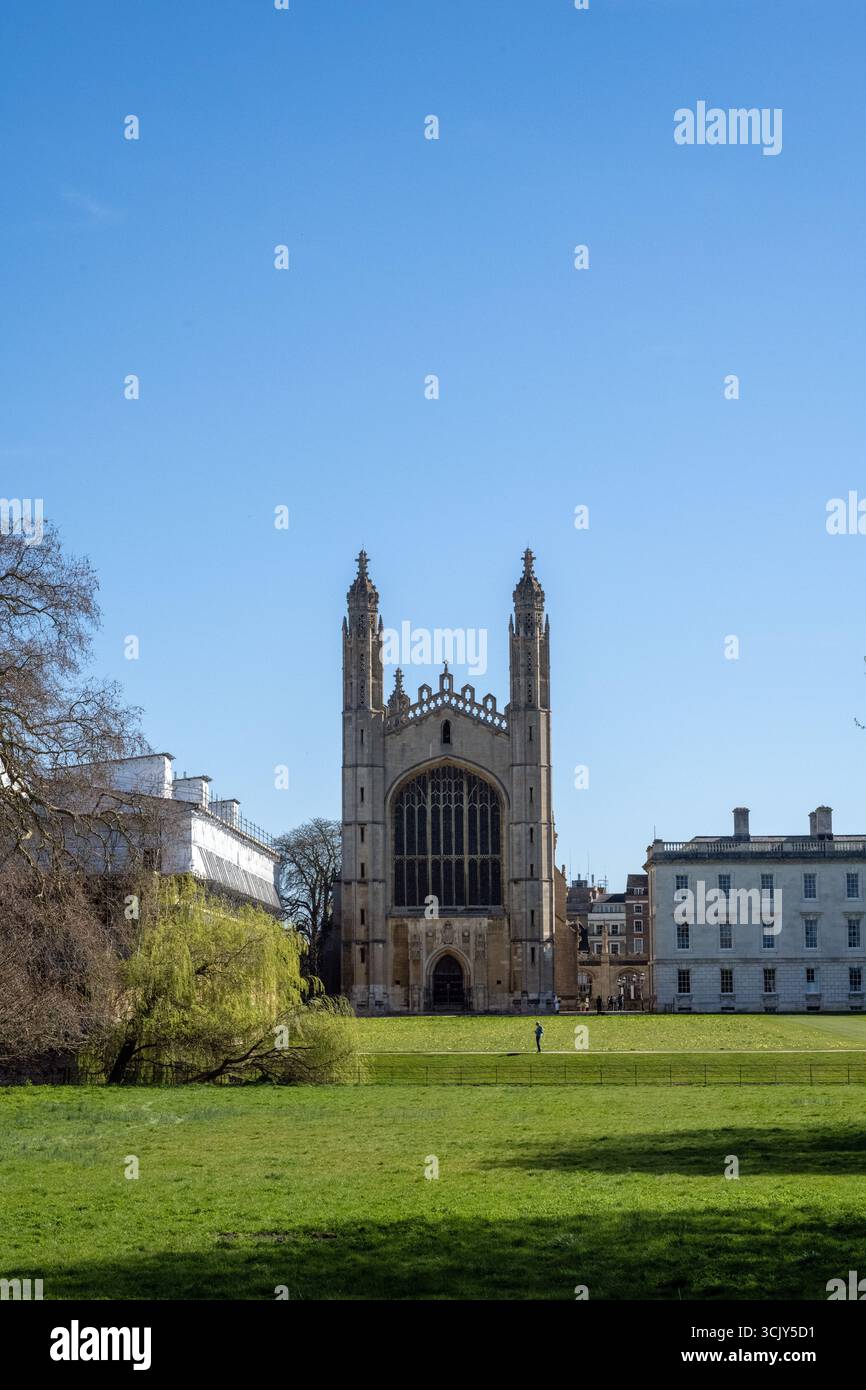 King's College Chapel, Cambridge, England, mit hellblauem Himmel und umliegenden historischen Gebäuden an klaren Tagen. Stockfoto