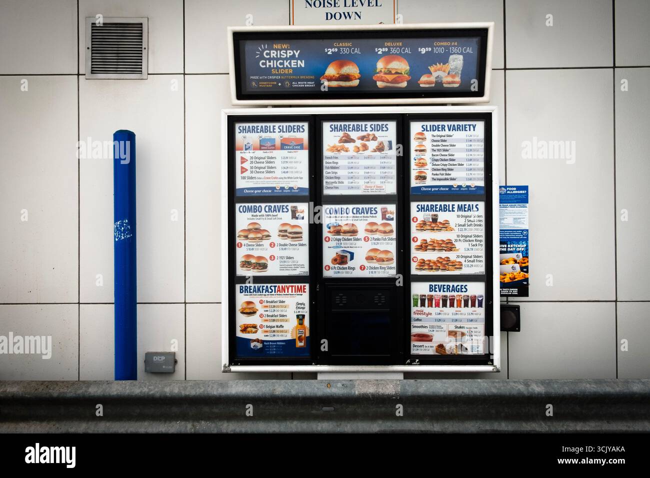 Das Drive-through-Menü in einem White Castle Fast Food Restaurant am Queens Boulevard in Sunnyside, Queens, New York City Stockfoto