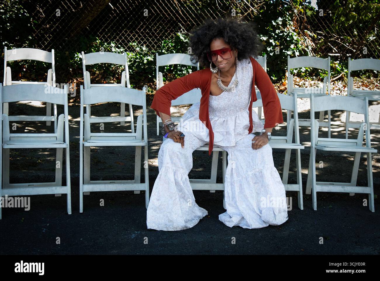 Posiertes Foto von Sista ZOK alias Zakiyyah Modeste, einem Jazz-, Spoken Word- und Hip-Hop-Künstler bei der Wakanda-Feier 2025 in Mt. Vernon, New York. Stockfoto