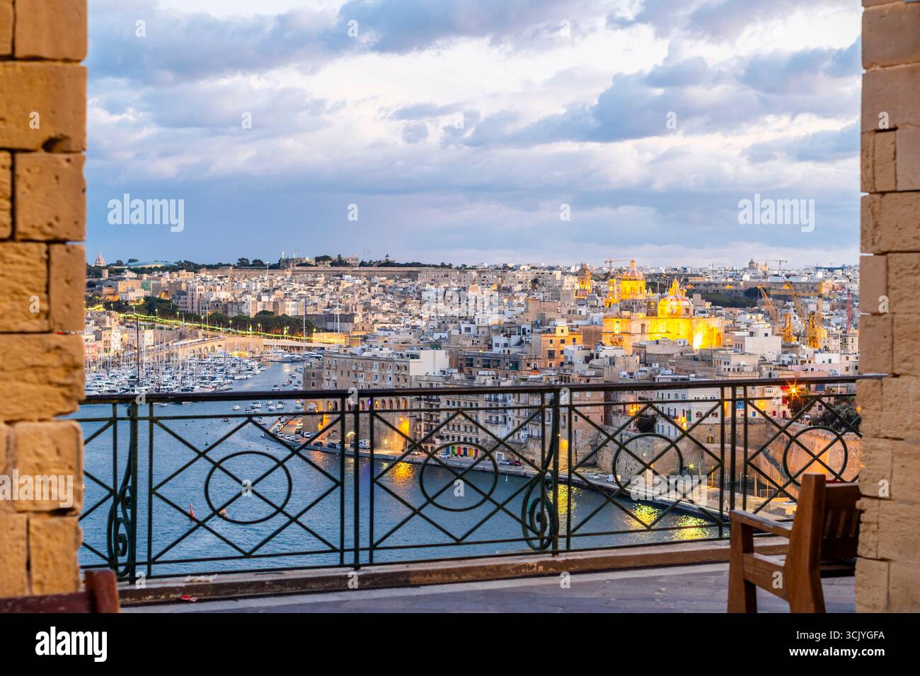 Wunderschöner Abendblick auf das beleuchtete Valletta, Birgu mit der Festung Saint Angelo, Hauptstadt von Malta Stockfoto