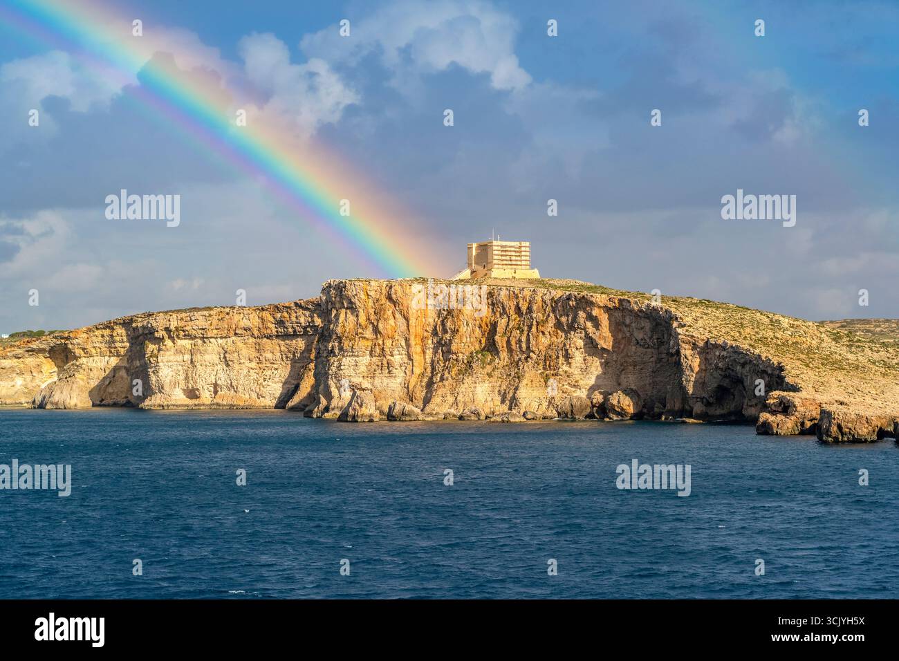 Herrlicher Blick auf den Regenbogen nach dem Regen über der Insel Comino, Malta Stockfoto