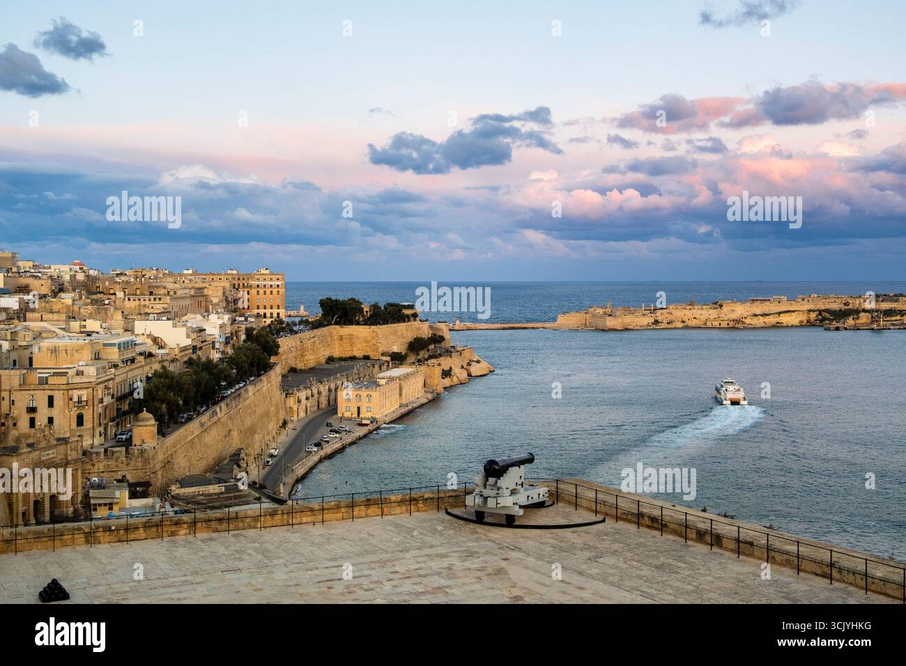 Direkt am Meer, herrlicher Blick auf das historische La Valletta mit den unteren Barrakka Gärten, vom oberen Barrakka Garten, Hauptstadt Malta Stockfoto