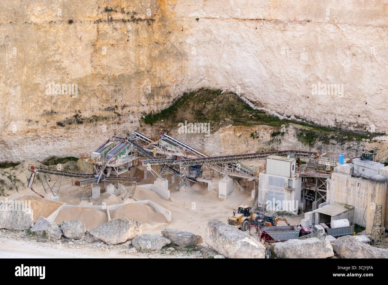 Kalksteinbruch mit Industriemaschinen in einer Klippenlage, Malta Stockfoto