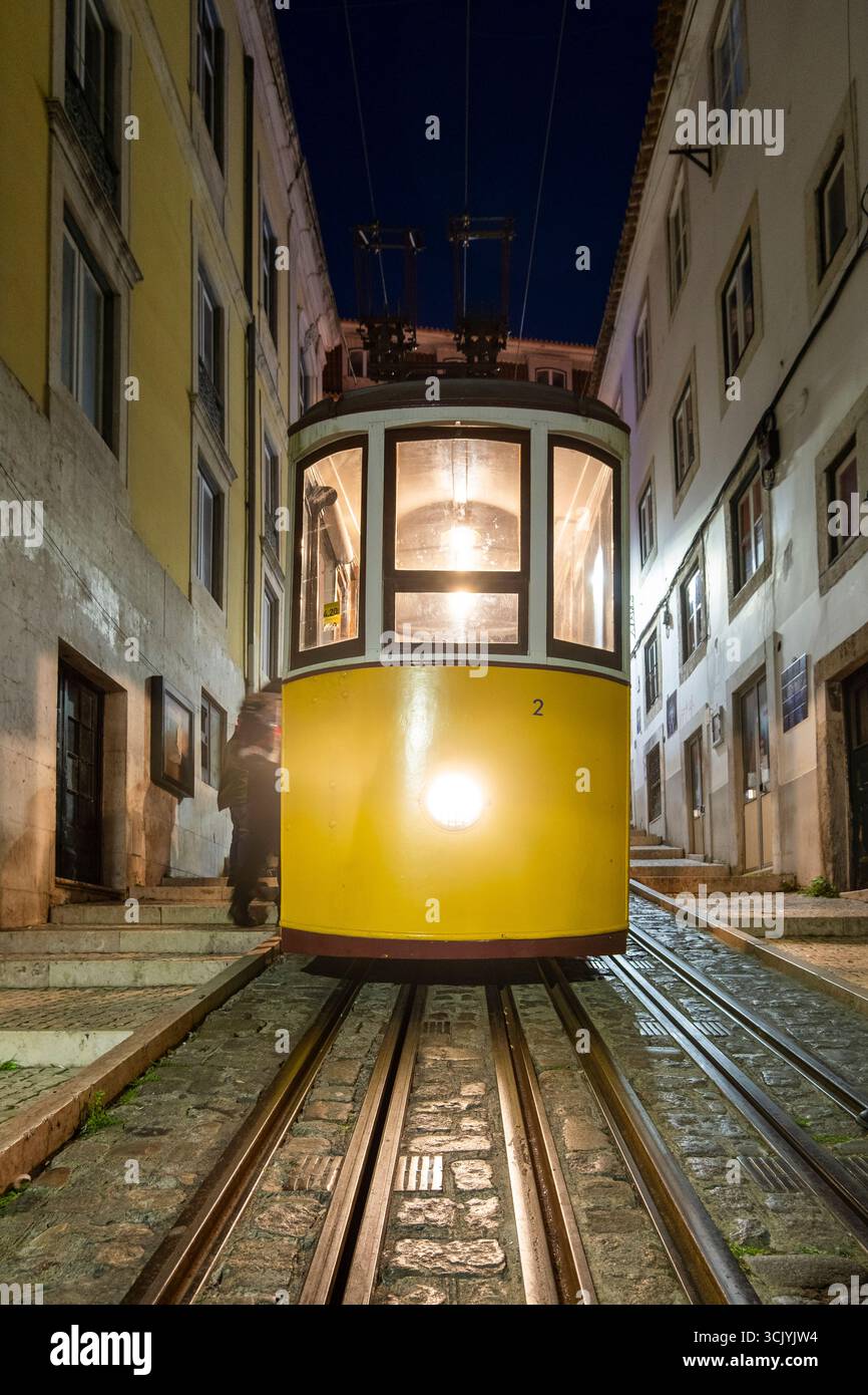 Traditioneller gelber Zug in Lissabon - Hauptstadt Portugals Stockfoto