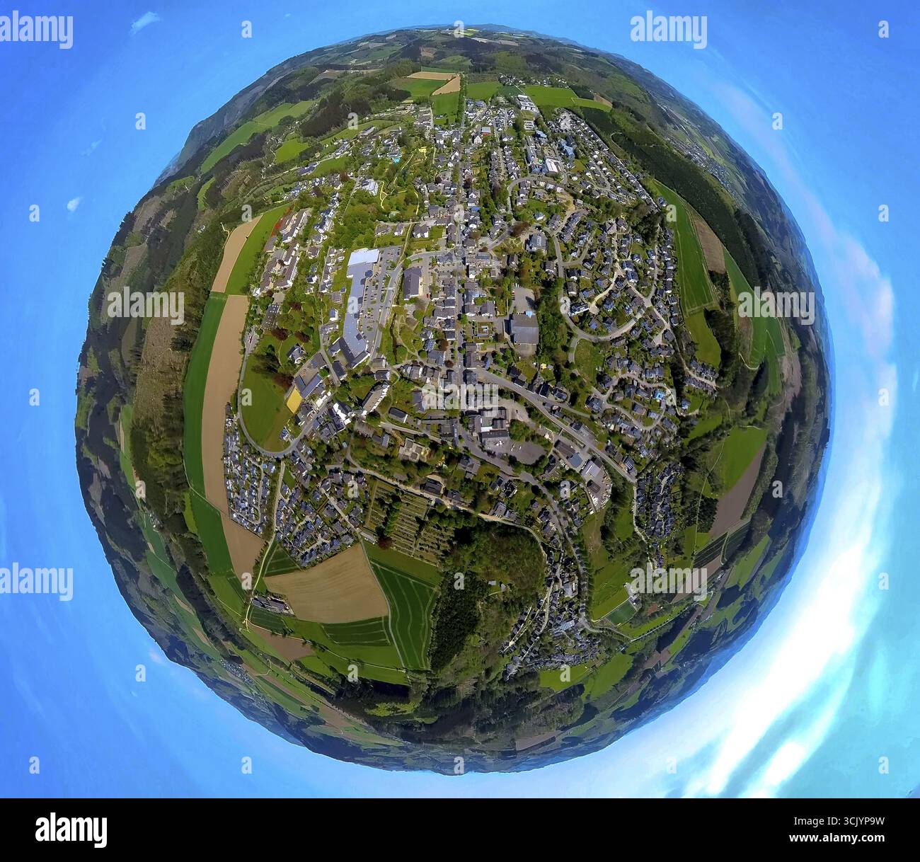 Luftsicht, Wohngegend mit lokalem Blick Zentrum Stadtzentrum Hauptstraße, Einkaufszentrum Aldi Supermarkt, Rewe Supermarkt und Netto Supermarkt, Ohr Stockfoto