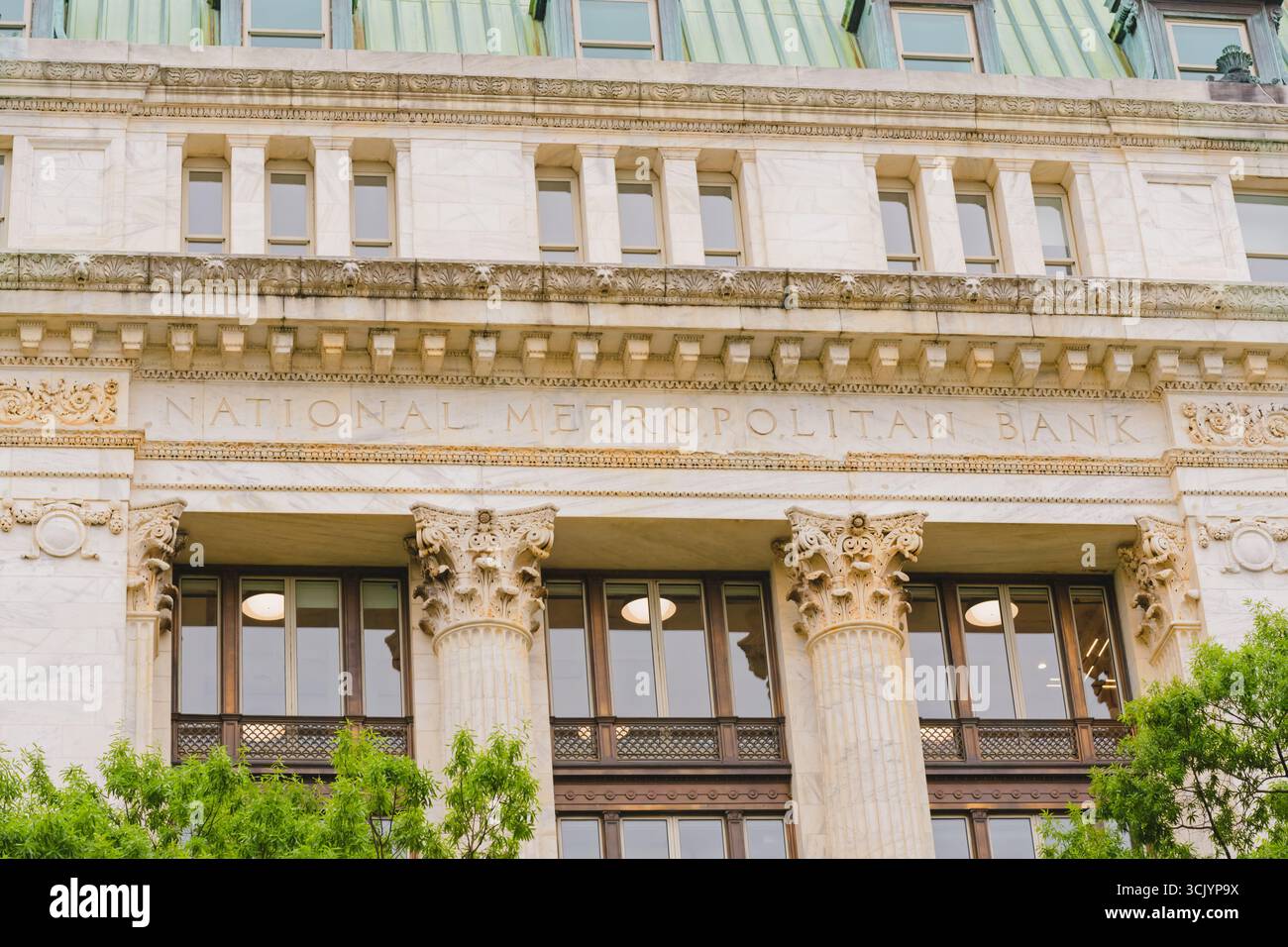 Washington D.C., USA - 24. Mai 2025. Kunstvolle architektonische Details schmücken das Gebäude der National Metropolitan Bank im Herzen der Stadt. Stockfoto