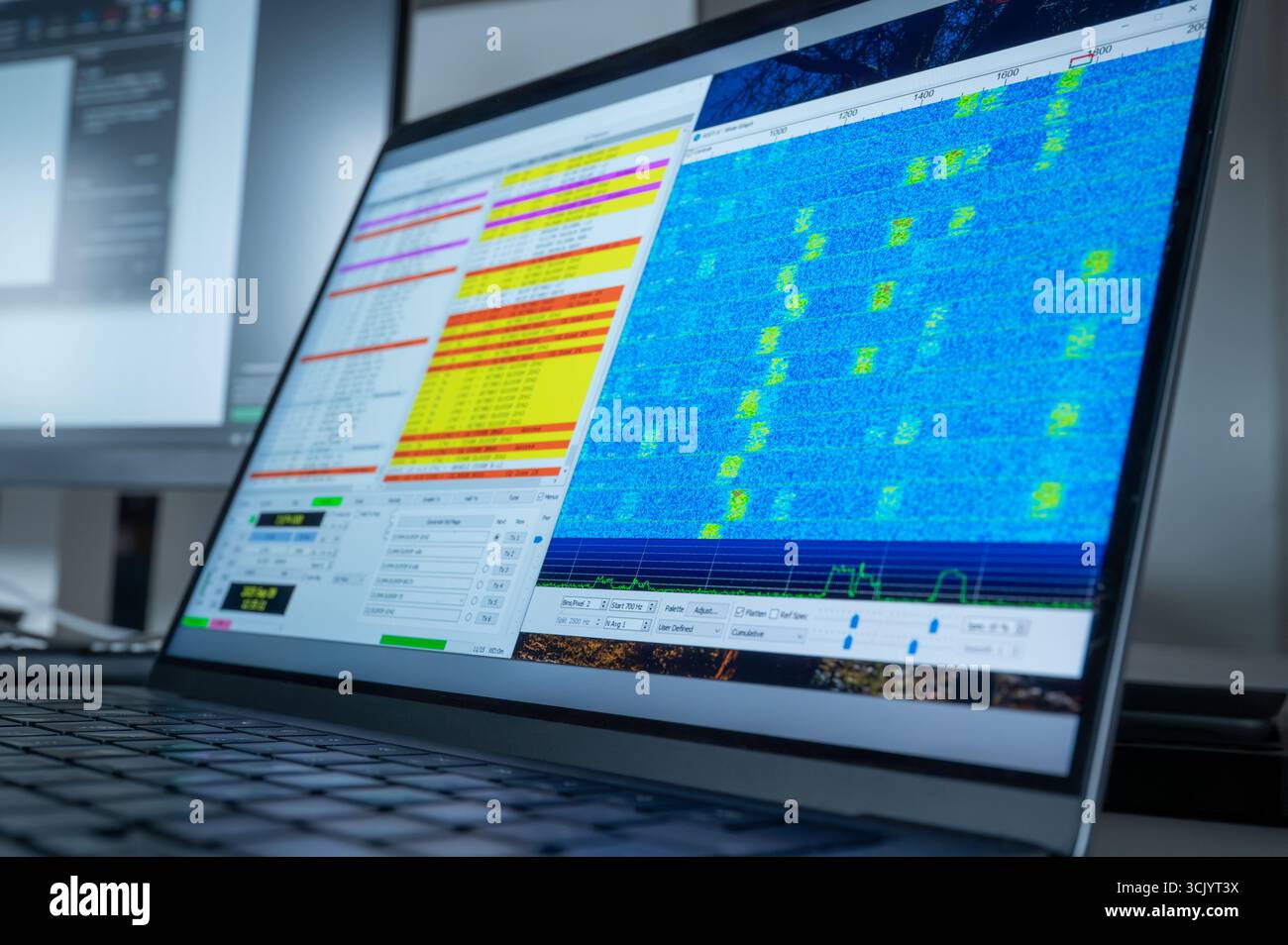 Laptop-Bildschirm mit WSJT-X-Software, die in digitalen Amateurfunkmodi wie FT8, FT4, JT65, MSK und Q65 verwendet wird. Auf dem Display wird der Wasserfall angezeigt Stockfoto