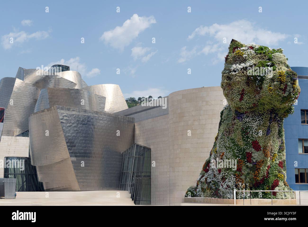 Welpe von Jeff Koons: Riesige geblümte Hundeskulptur vor dem Guggenheim Museum Bilbao, Spanien Stockfoto