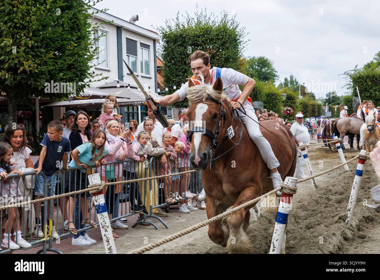 Ringreiten in Oostkapelle, Walcheren, Zeeland, Niederlande. Beim Ringreiten muss der Reiter einen kleinen Ring mit einer Lanze schlagen und spitzen. Die Stockfoto