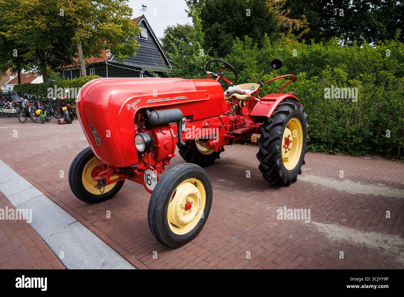 Oostkapelle, alter Porsche-Diesel Junior 108 V Traktor, Walcheren, Zeeland, Niederlande. Oldtimertreffen in Oostkapelle, Alter Stockfoto