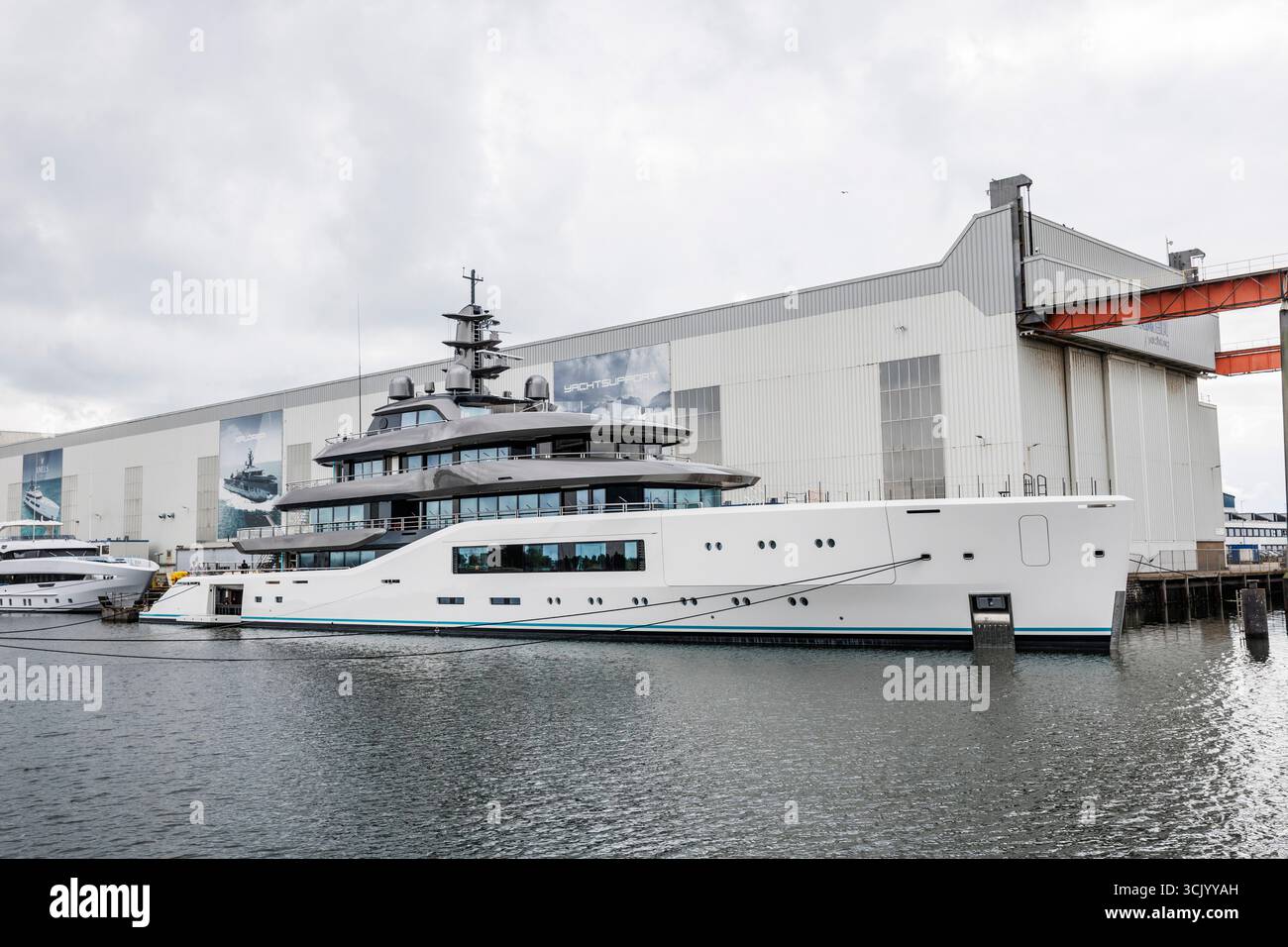 Die Luxus-Superyacht Amels 80 lag in der Werft Damen Yachting im Hafen von Vlissingen, Walcheren, Zeeland, Niederlande. Die Superyacht AME Stockfoto