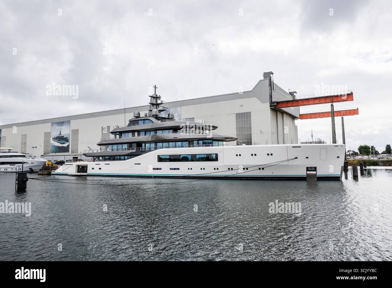 Die Luxus-Superyacht Amels 80 lag in der Werft Damen Yachting im Hafen von Vlissingen, Walcheren, Zeeland, Niederlande. Die Superyacht AME Stockfoto