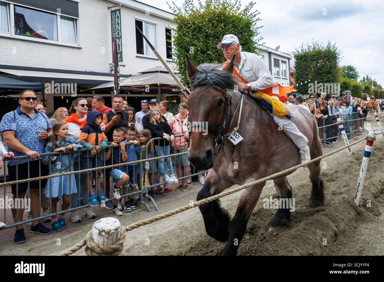 Ringreiten in Oostkapelle, Walcheren, Zeeland, Niederlande. Beim Ringreiten muss der Reiter einen kleinen Ring mit einer Lanze schlagen und spitzen. Die Stockfoto