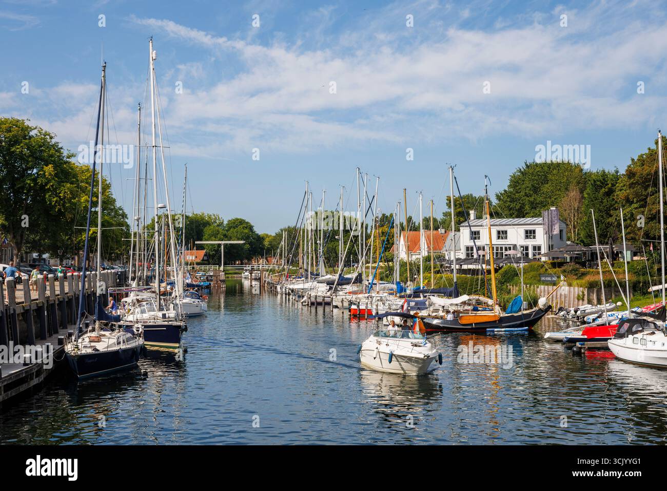 Das Dorf Veere auf der Halbinsel Walcheren, der Hafen, Zeeland, Niederlande. Der Ort Veere auf Walcheren, der Hafen, Zeeland, Niederlande. Stockfoto