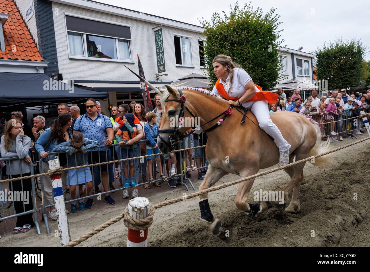 Ringreiten in Oostkapelle, Walcheren, Zeeland, Niederlande. Beim Ringreiten muss der Reiter einen kleinen Ring mit einer Lanze schlagen und spitzen. Die Stockfoto