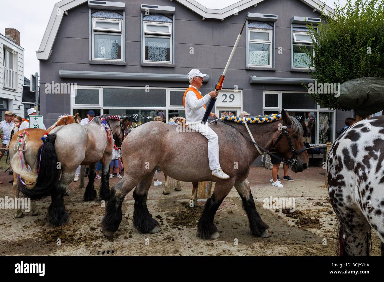 Ringreiten in Oostkapelle, Walcheren, Zeeland, Niederlande. Beim Ringreiten muss der Reiter einen kleinen Ring mit einer Lanze schlagen und spitzen. Die Stockfoto