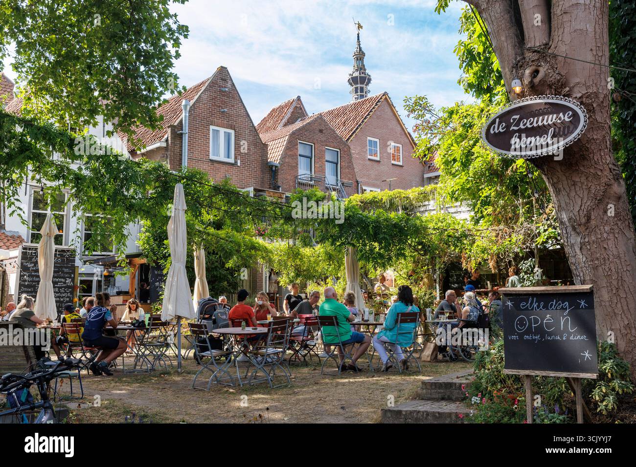 Zierikzee auf der Halbinsel Schouwen-Duiveland, Gartenterrasse des Restaurants de Zeeuwse Hemel am Melkmarkt im Stadtzentrum, Zeeland, Niederlande Stockfoto