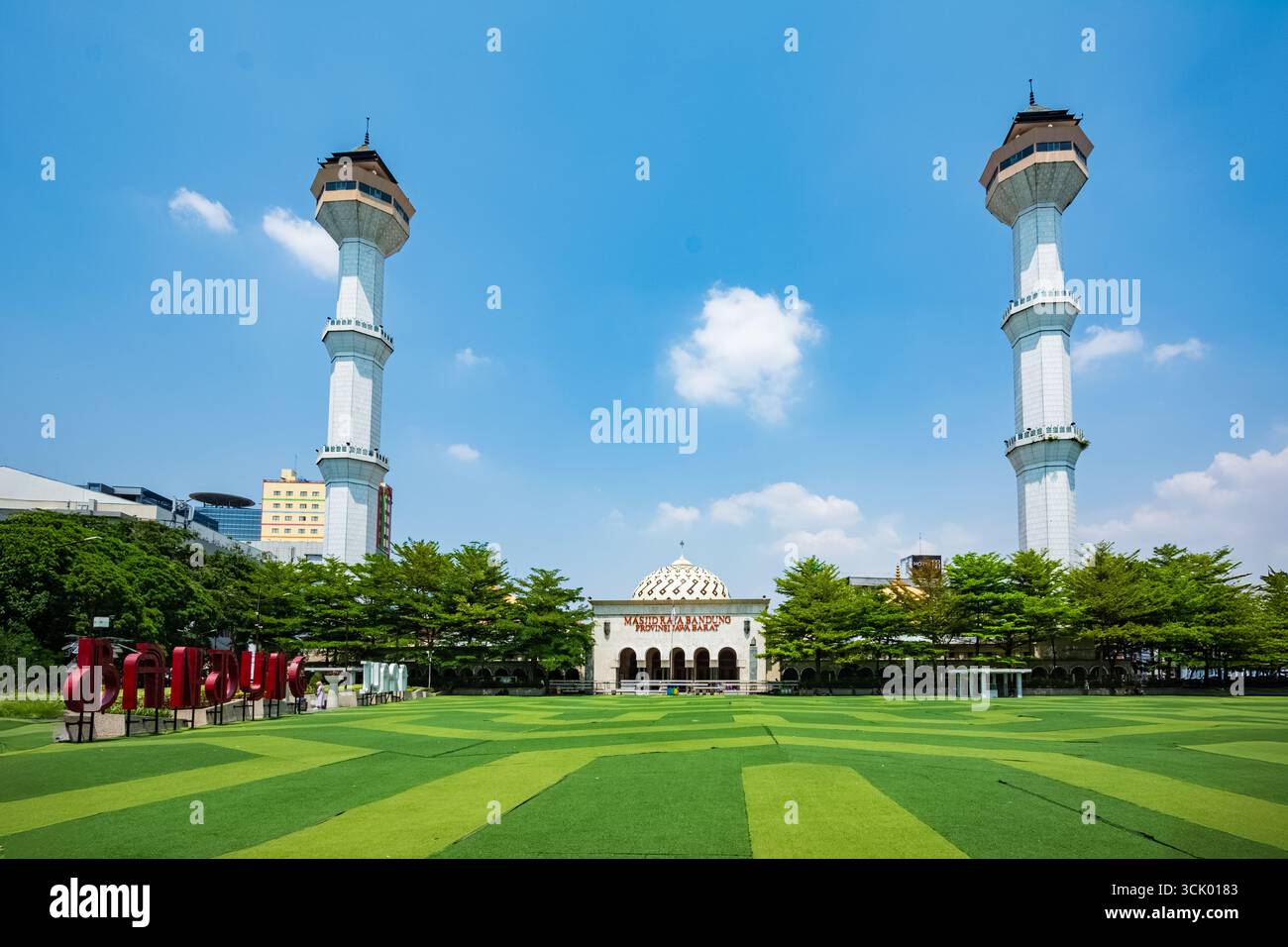 Bandung, Indonesien - 2. November 2023: Alun-alun Bandung (Stadtplatz von Bandung) mit dem berühmten Masjid Raya Bandung (große Moschee von Bandung) Stockfoto