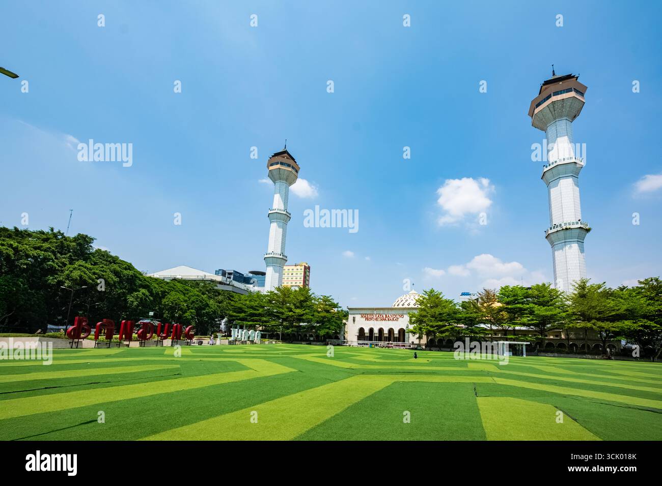 Bandung, Indonesien - 2. November 2023: Alun-alun Bandung (Stadtplatz von Bandung) mit dem berühmten Masjid Raya Bandung (große Moschee von Bandung) Stockfoto