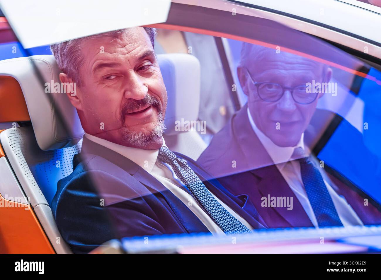 Bundeskanzler Merz und Ministerpräsident Söder in einem Concept Car am Stand von Qualcomm, Messerundgang zur Eröffnung der IAA Mobility 2025, Messe München, 9. September 2025 Deutschland, München, 9. September 2025, Bundeskanzler Merz und Ministerpräsident Söder in einem Konzeptfahrzeug am Stand von Qualcomm, Fahrzeug mit Snapdragon Technologie im Cockpit, Messerundgang zur Eröffnung der IAA Mobility 2025, internationale Automesse vom 9. bis 14. September 2025, Verkehr, Mobilität, Autoindustrie, Automobilindustrie, Wirtschaft, Ausstellung, Bayern, bayerisch, *** Bundeskanzler Merz und Stockfoto