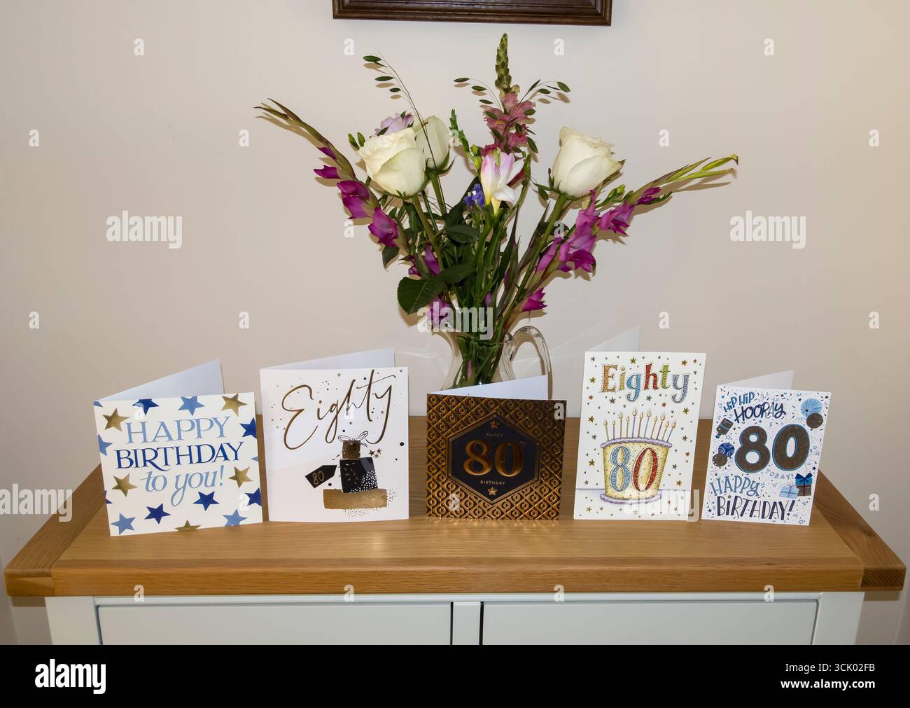 Karten und Blumen zum 80. Geburtstag Stockfoto