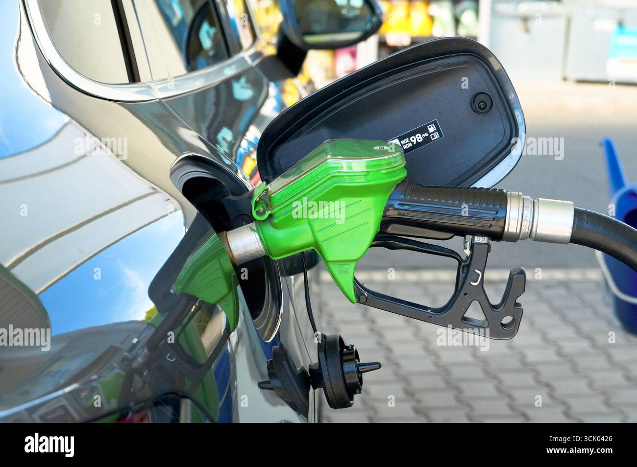 Nahaufnahme einer Gaspumpe, die ein Auto mit Benzin betankt. Stockfoto