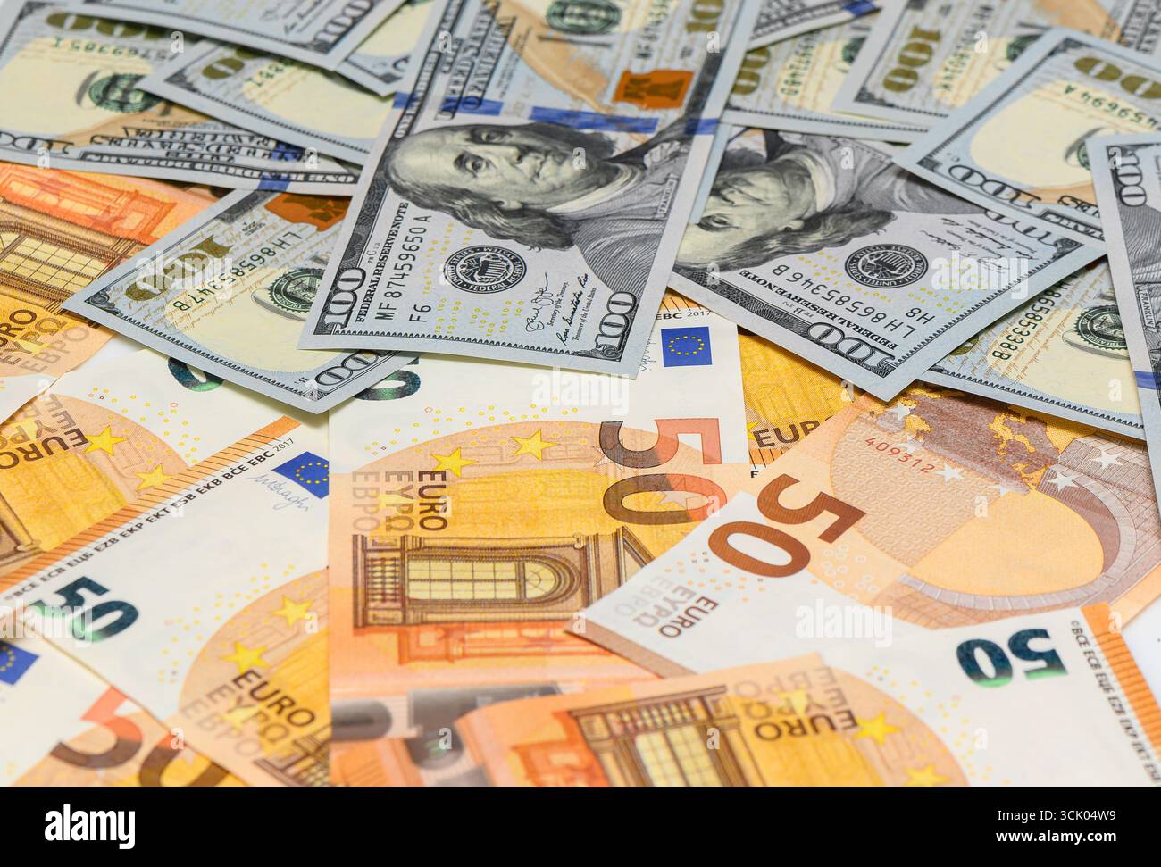 Nahaufnahme von 100 US-Dollar-Scheinen gemischt mit 50-Euro-Scheinen, Symbol für Devisenhandel, internationales Geschäft und globale Finanzmärkte. Stockfoto