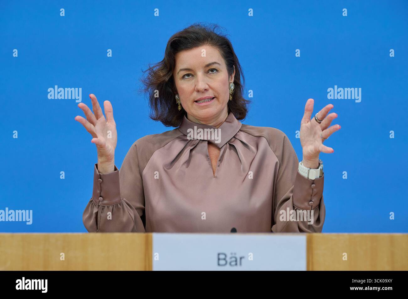 Vorstellung der OECD-Studie Bildung auf einen Blick 2025 am Dienstag 09.09.2025 in Berlin. Foto: Dorothee Bär, CSU, Bundesministerin für Forschung, Technologie und Raumfahrt in Deutschland klafft laut einer OECD-Analyse das Bildungsniveau junger Erwachsener immer weiter auseinander. 2024 hatten 15 Prozent der 25- bis 34-Jaehrigen weder die Fachhochschulreife noch eine Berufsausbildung, wie es in der vorgestellten Studie Bildung auf einen Blick heisst. Das waren demnach zwei Prozentpunkte mehr als 2019. Zugleich wuchs der Analyse zufolge der Anteil der jungen Erwachsenen mit einem Hochsch Stockfoto