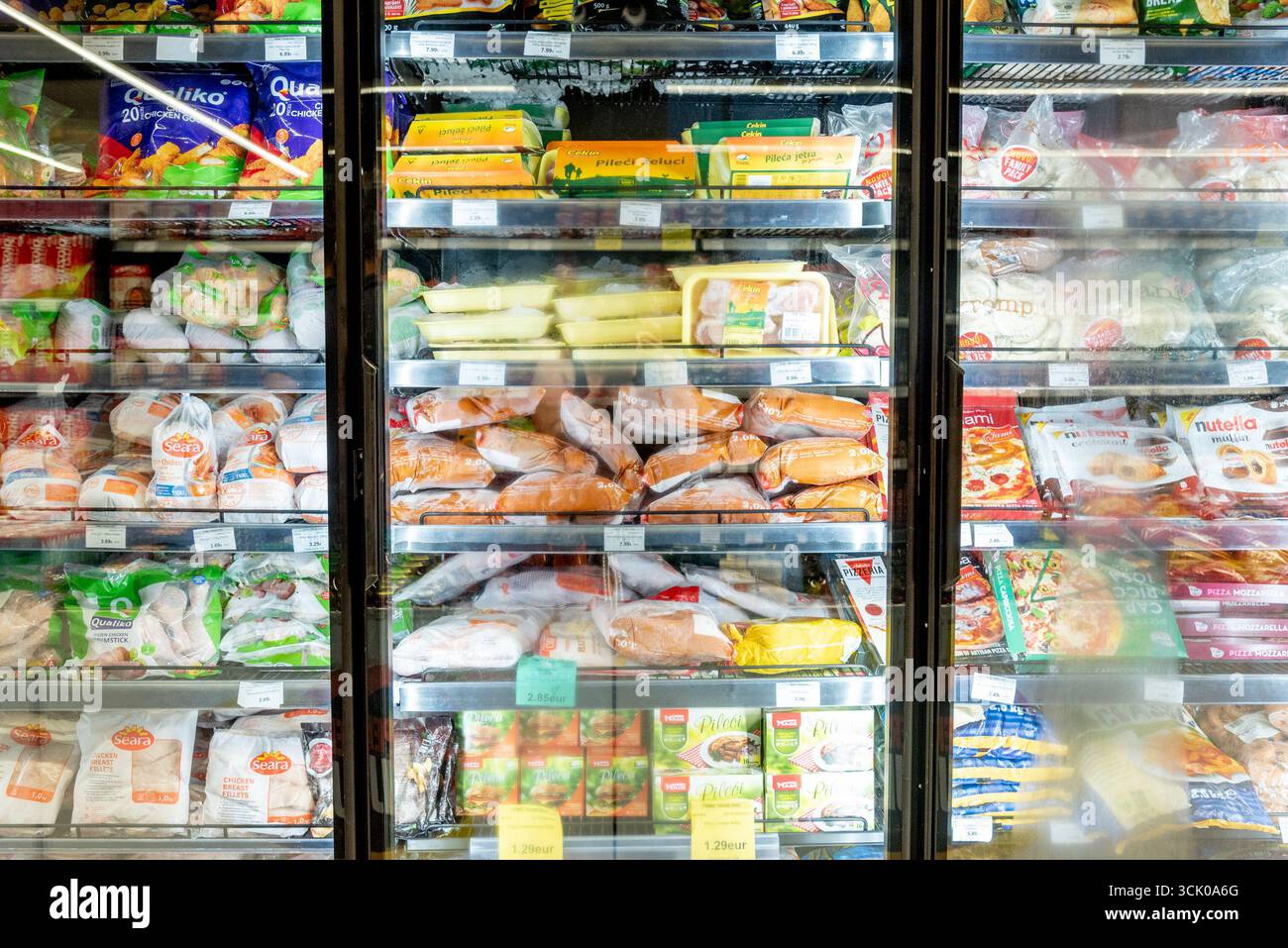Bar, Montenegro, 22. August 2025, Kühlschrank mit Tiefkühlkost im Supermarkt Stockfoto