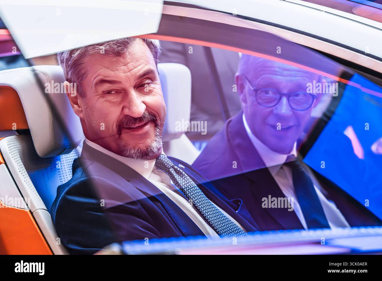 Bundeskanzler Merz und Ministerpräsident Söder in einem Concept Car am Stand von Qualcomm, Messerundgang zur Eröffnung der IAA Mobility 2025, Messe München, 9. September 2025 Deutschland, München, 9. September 2025, Bundeskanzler Merz und Ministerpräsident Söder in einem Konzeptfahrzeug am Stand von Qualcomm, Fahrzeug mit Snapdragon Technologie im Cockpit, Messerundgang zur Eröffnung der IAA Mobility 2025, internationale Automesse vom 9. bis 14. September 2025, Verkehr, Mobilität, Autoindustrie, Automobilindustrie, Wirtschaft, Ausstellung, Bayern, bayerisch, *** Bundeskanzler Merz und Stockfoto
